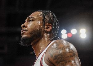 惠特摩尔：新赛季目标是赢35场 东部的竞争很开放 大家都有机会