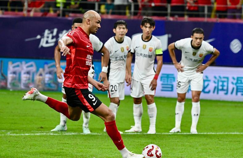 足球博彩-王燊超崩了！崇明6虎已迟暮，海港恶人疑似逃红 差点废了成都核心