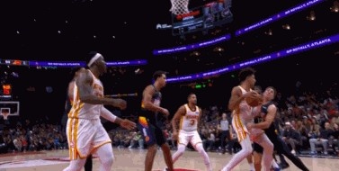 官方投注平台-这是真疼!杰伦·约翰逊拿到篮板 吉莱斯皮上抢一拳捶到小杰伦