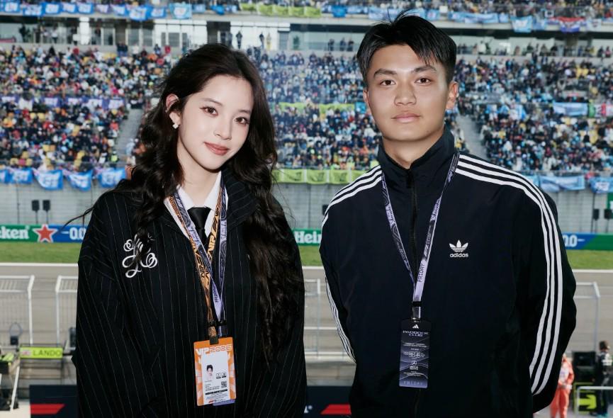 蒯纪闻和杨希现场观看F1中国大奖赛,并与欧阳娜娜合照